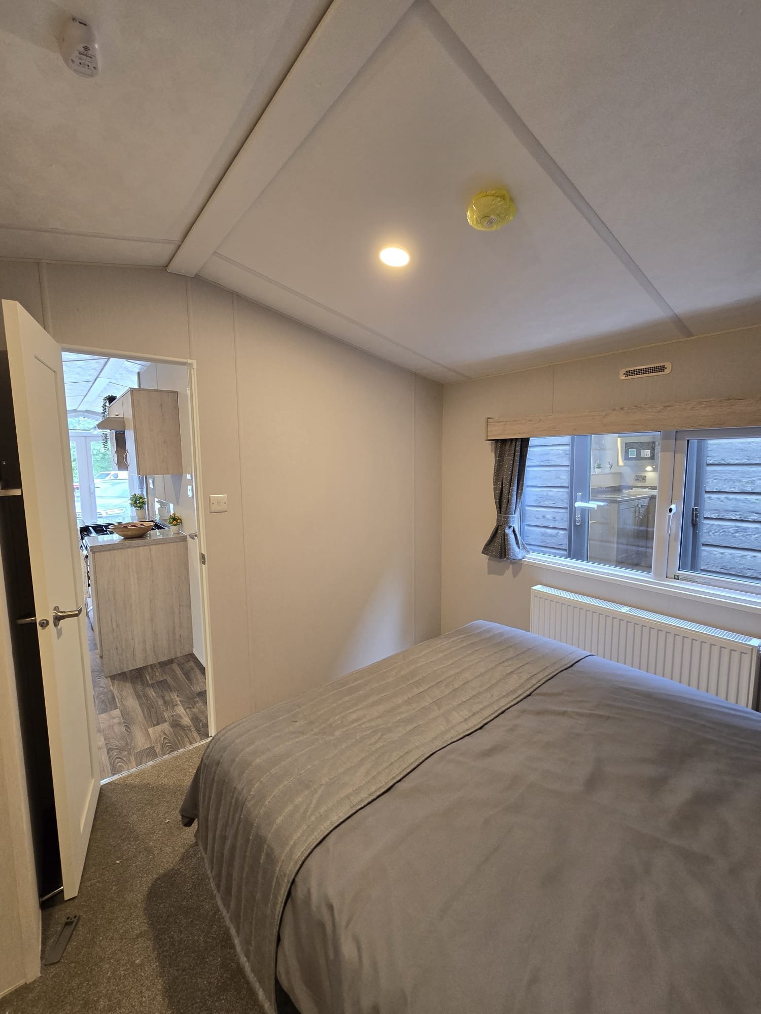AVAILABLE | 2026 | Sunrise ‘Micro’ Lodge | 31×12 | 1 King Bed - Image 14