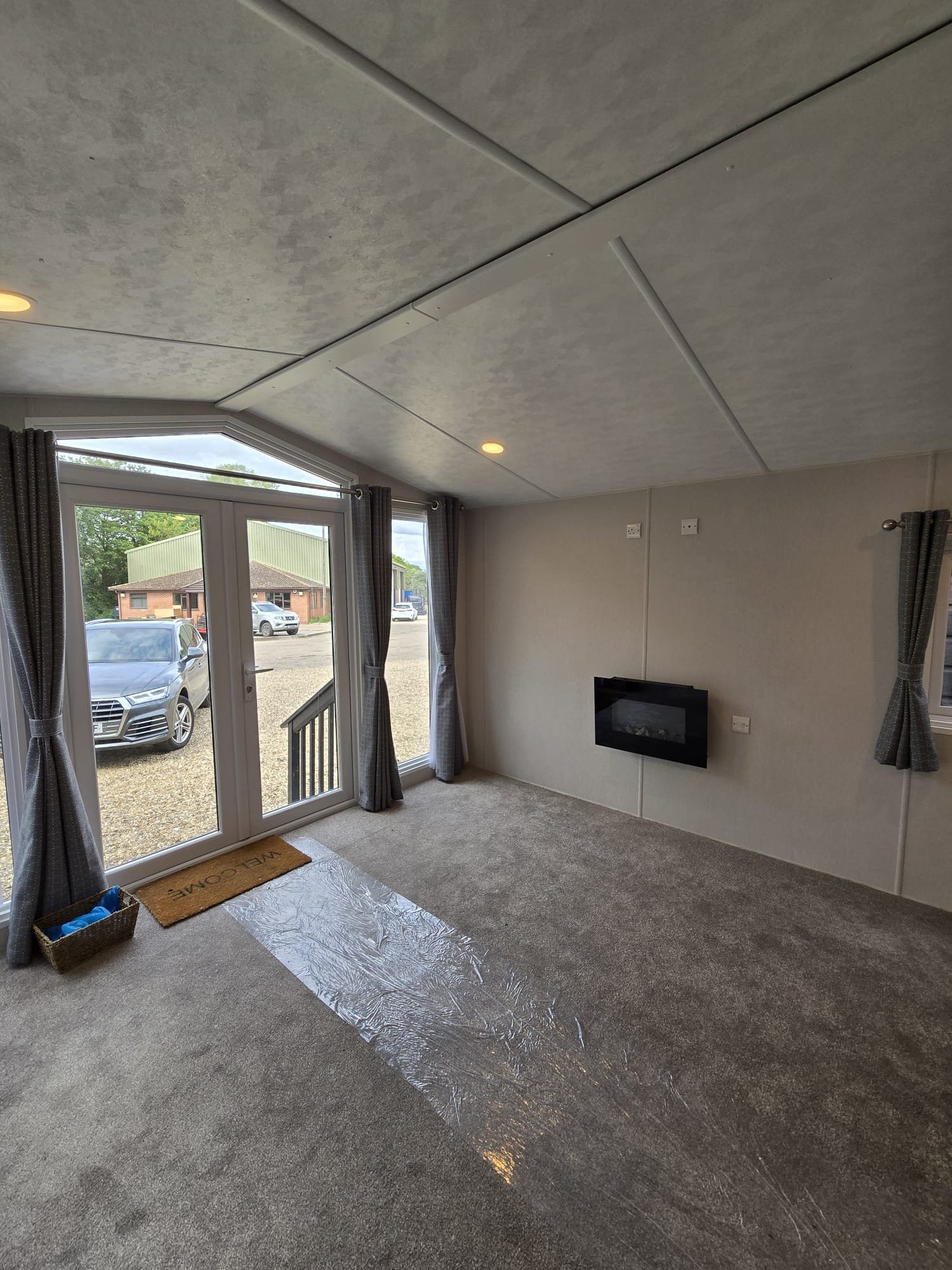 AVAILABLE | 2026 | Sunrise ‘Micro’ Lodge | 31×12 | 1 King Bed - Image 4