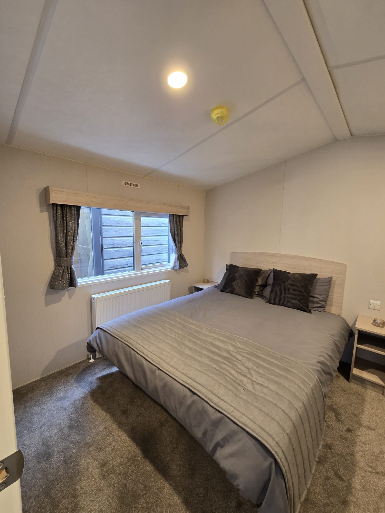 AVAILABLE | 2026 | Sunrise ‘Micro’ Lodge | 31×12 | 1 King Bed - Image 12