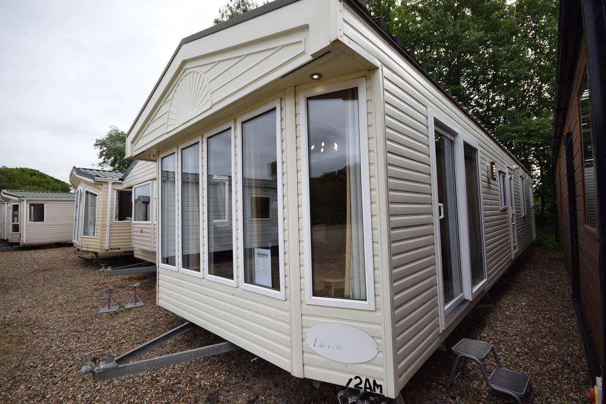 SOLD | 2007 Pemberton Lucerne | 39×12 with 2 beds | Full Winterpack Mobile Home