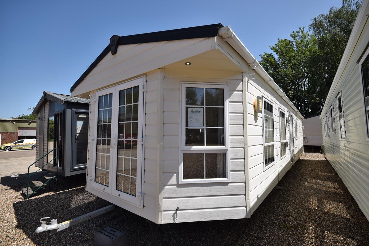 AVAILABLE | 2018 | Delta Oakwood Lodge 40×13 | 2 bed Mobile Home
