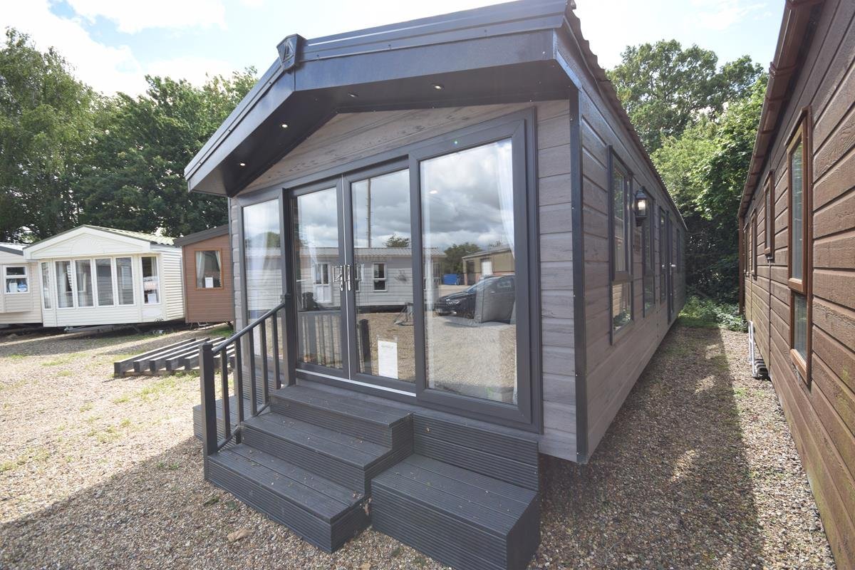 AVAILABLE | 2026 | NEW Sunrise Lodge ‘Superior’ | 40×13 with 2 beds