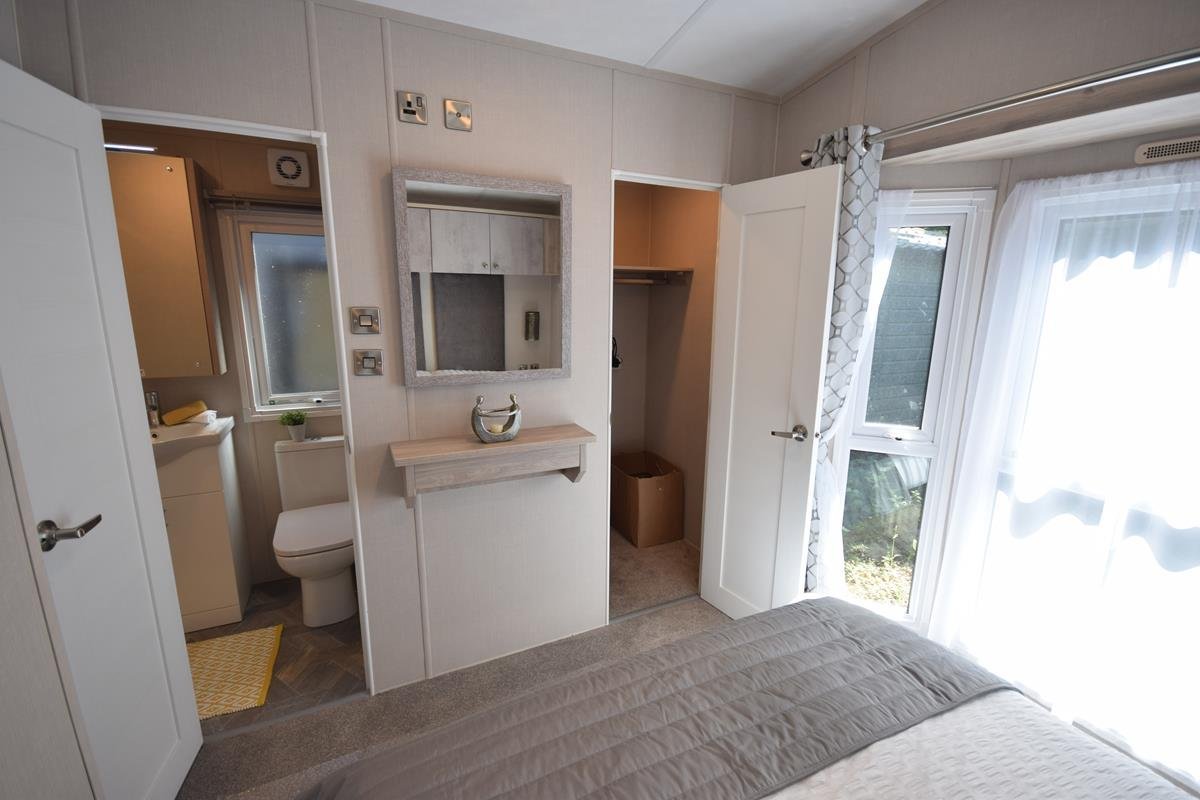 AVAILABLE | 2026 | NEW Sunrise Lodge ‘Superior’ | 40×13 with 2 beds - Image 23