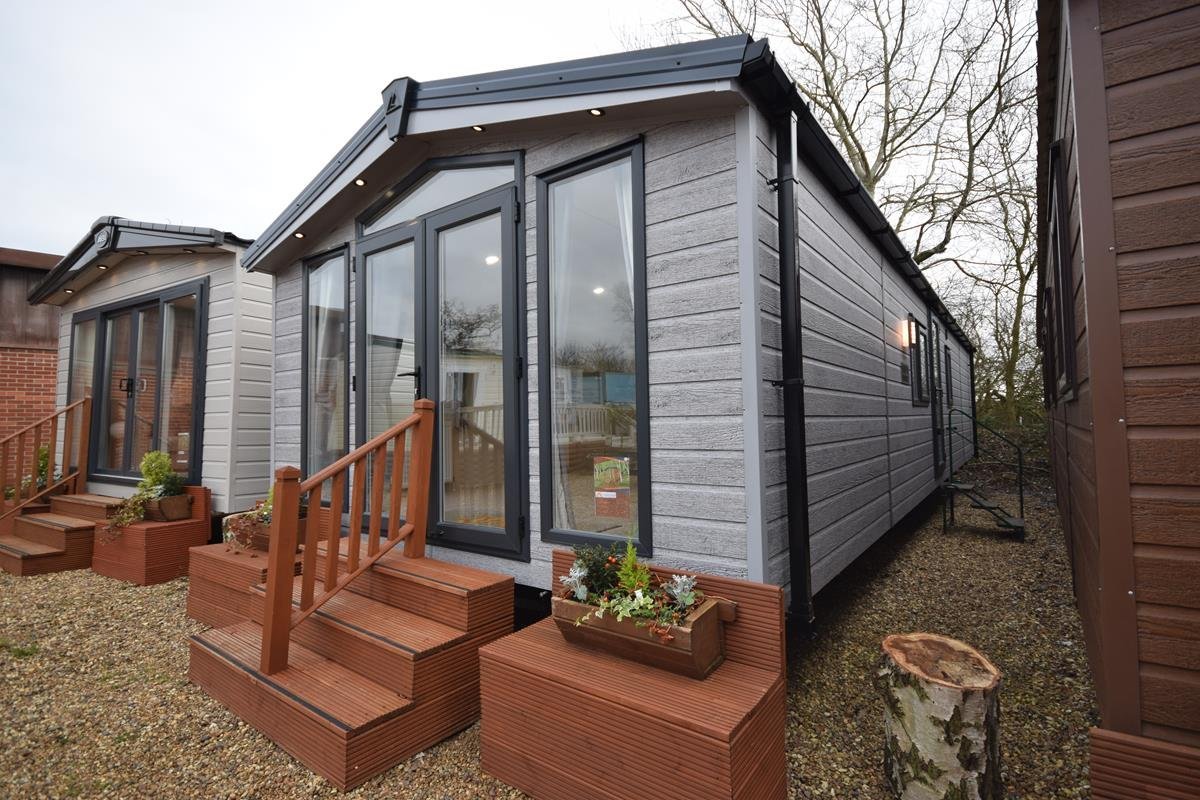 PRE-ORDER | 2027 | Sunrise Lodge Deluxe 38×13 | 2 beds