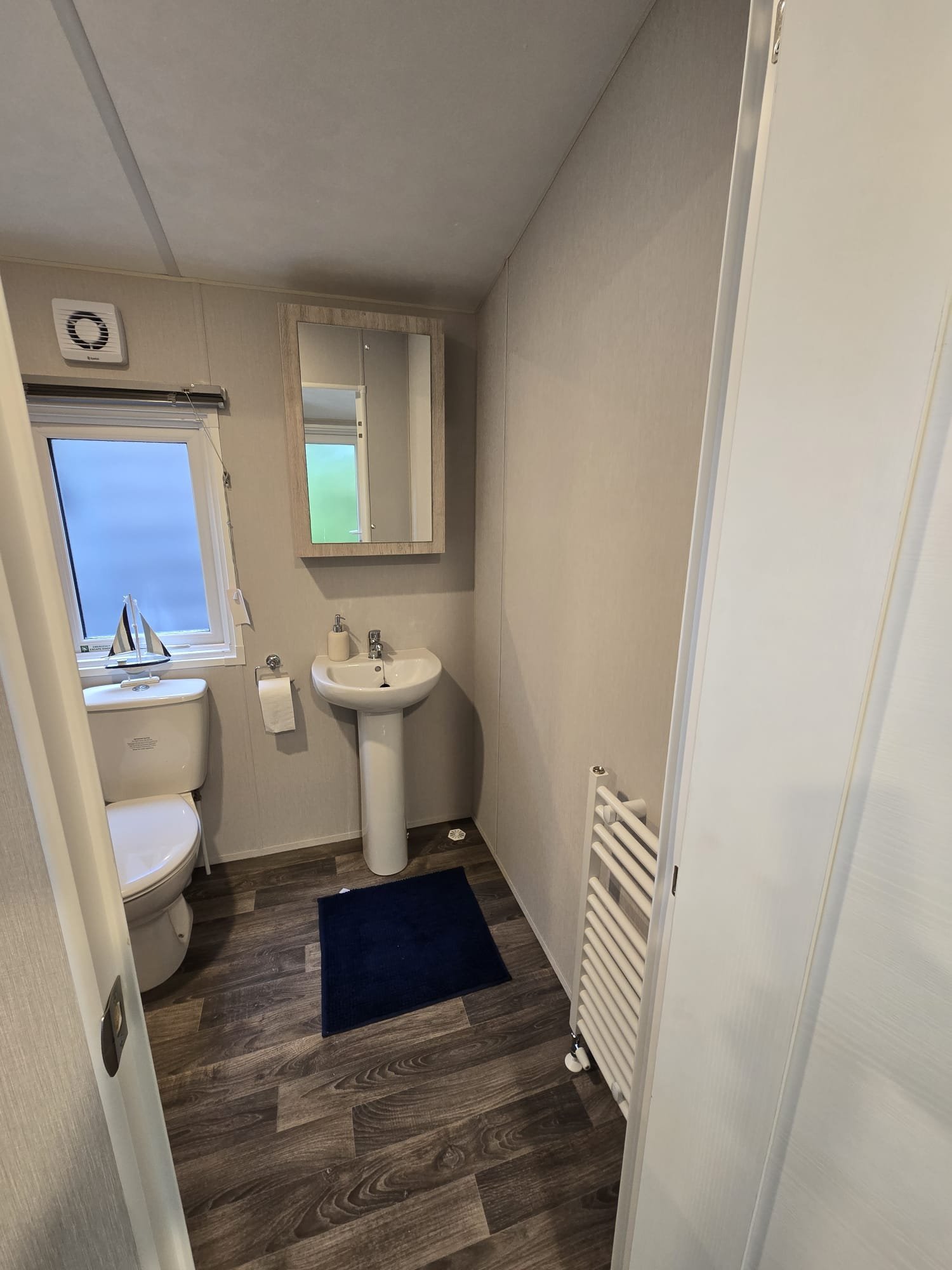 AVAILABLE | 2026 | Sunrise ‘Micro’ Lodge | 31×12 | 1 King Bed - Image 15
