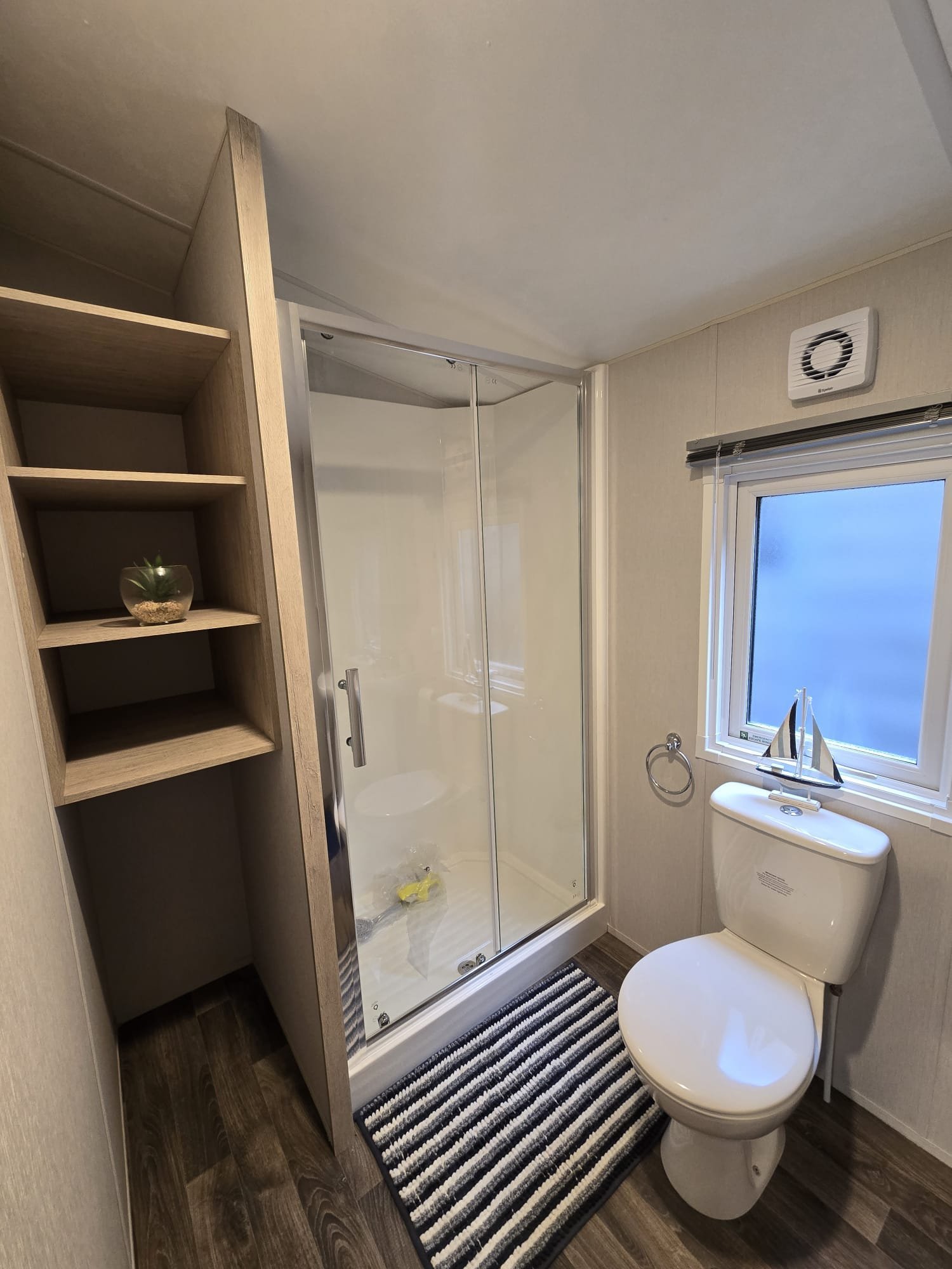 AVAILABLE | 2026 | Sunrise ‘Micro’ Lodge | 31×12 | 1 King Bed - Image 17