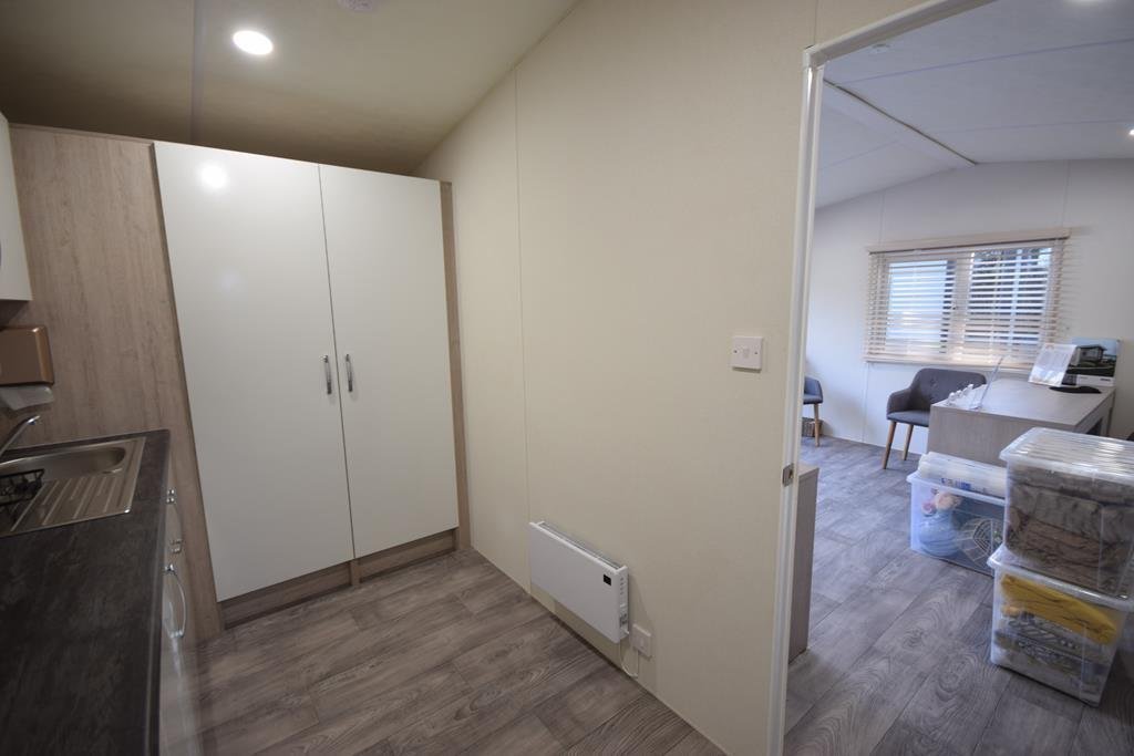 AVAILABLE | Garden Office/ Glamping | 19×12 with kitchen | D/Glazing & Heating - Image 8